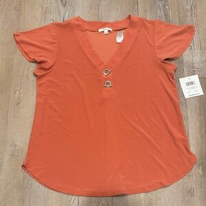 89th & Madison Coral Short Sleeve V-Neck Top